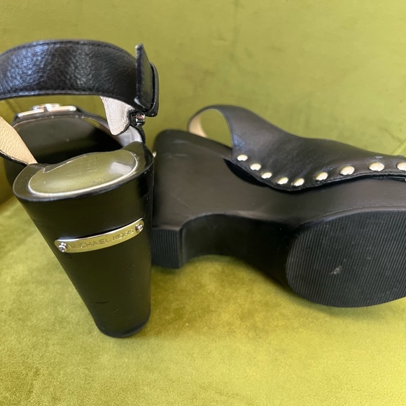 Micheal Kors Blk Platform wSilver accents - Picture 3 of 5